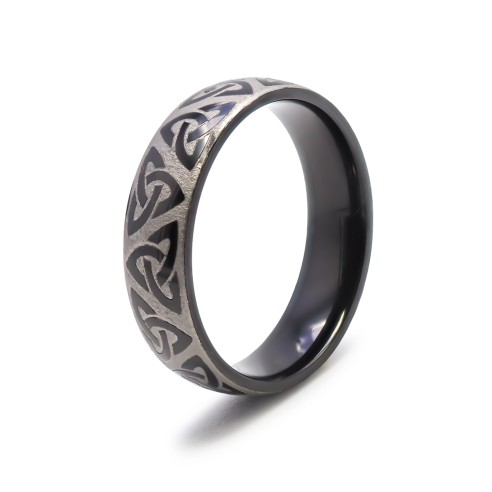 Bague en black zirconium 2 tons - triskel - finition corrosion - largeur 6mm - Taille 58 à 68