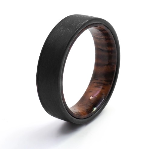 Bague en tungstène - PVD noir - finition brossée -  intérieur en bois de bocoté -  Taille 58 à 68