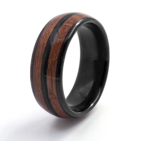 Bague en tungstène - PVD noir - bois de baril de whisky incrusté - largeur 8mm - Taille 58 à 70